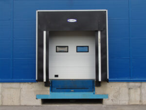 Dock shelter dạng màn che, hay còn gọi là dock seal, là thiết bị được lắp tại cửa kho – nơi xe tải tiếp cận để giao nhận hàng. Dock seal tạo thành một lớp màn che kín giữa thùng xe và cửa kho