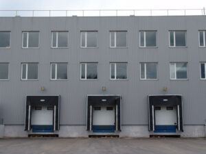Dock shelter dạng màn che, hay còn gọi là dock seal, là thiết bị được lắp tại cửa kho – nơi xe tải tiếp cận để giao nhận hàng. Dock seal tạo thành một lớp màn che kín giữa thùng xe và cửa kho