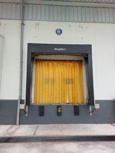 Dock shelter túi khí (Inflatable Dock Shelter) là thiết bị chuyên dụng được lắp đặt tại khu vực bốc xếp hàng hóa, nhằm tạo ra một lớp màn kín bằng túi vải linh hoạt giữa xe tải và cửa kho.
