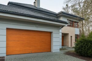 Cửa trượt trần gara Doorhan là lựa chọn lý tưởng cho những ai muốn kết hợp giữa thẩm mỹ, độ bền và sự tiện lợi trong thiết kế gara hiện đại. 