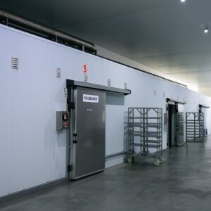 Cửa trượt kho lạnh là một giải pháp kỹ thuật không thể thiếu trong bất kỳ hệ thống bảo quản lạnh chuyên nghiệp nào